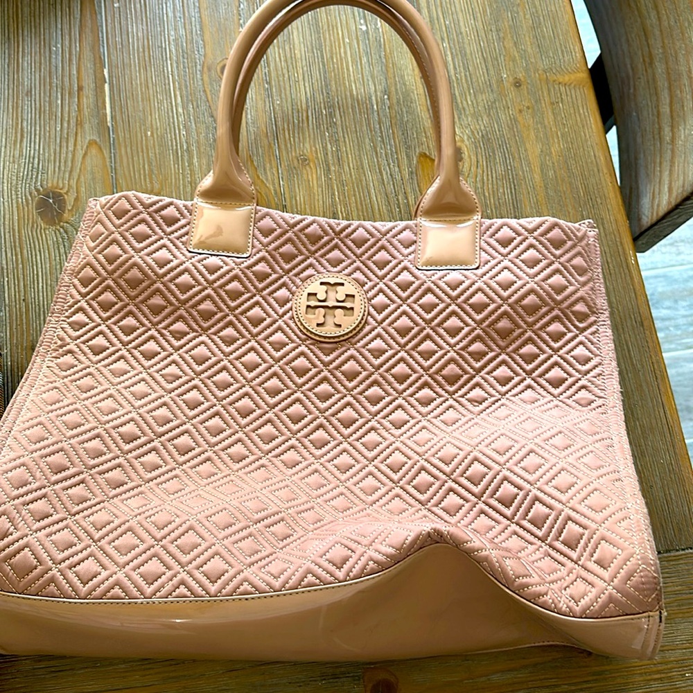 Adorable oversized Tory bag